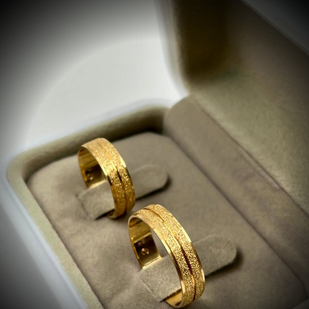Diamantada com friso, alianças em ouro 18k
