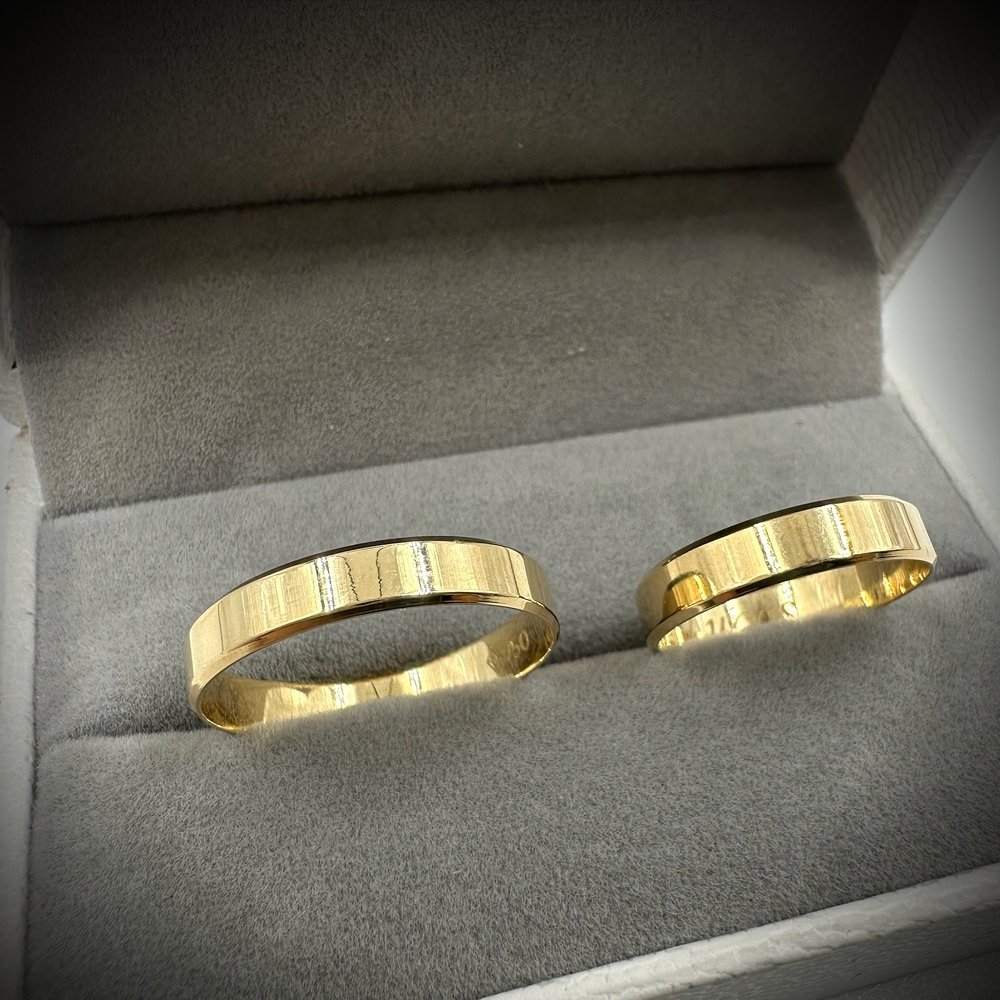 Reta chanfrada, alianças em ouro 18k