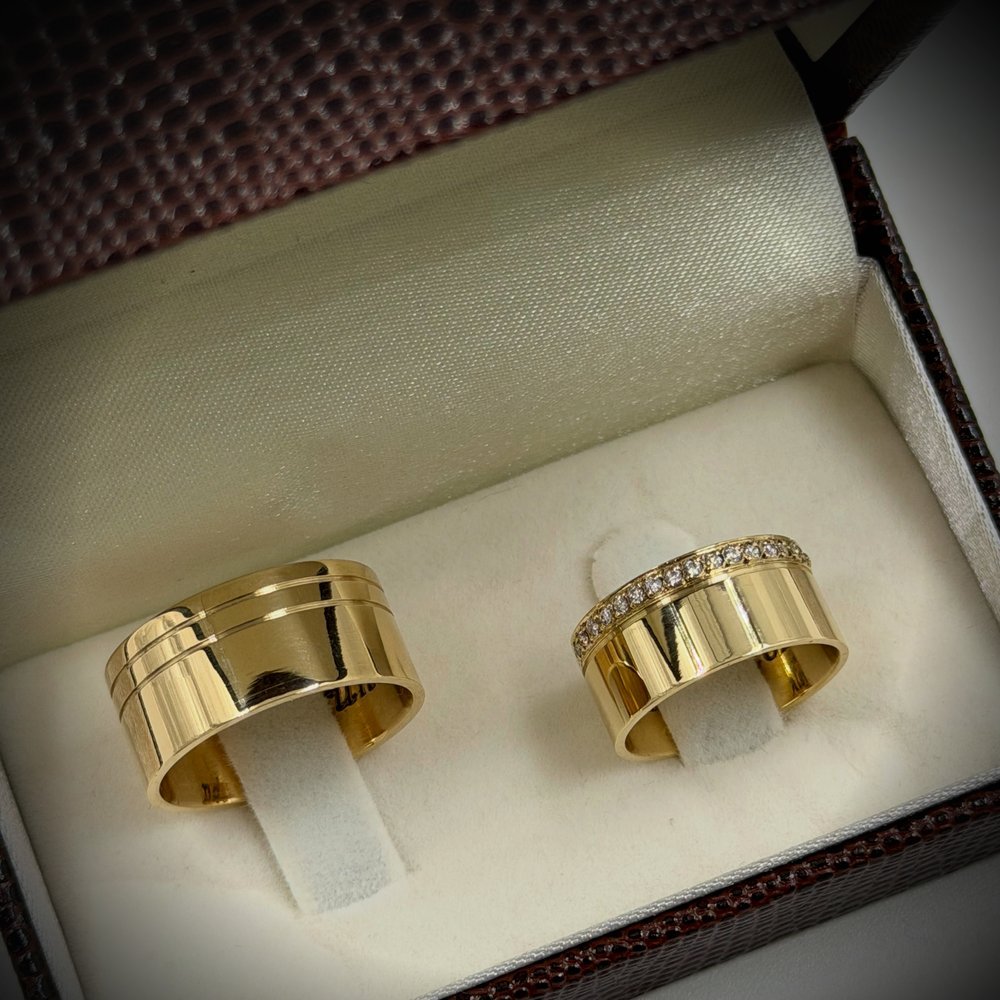 Larga com cravejado, alianças em ouro 18k